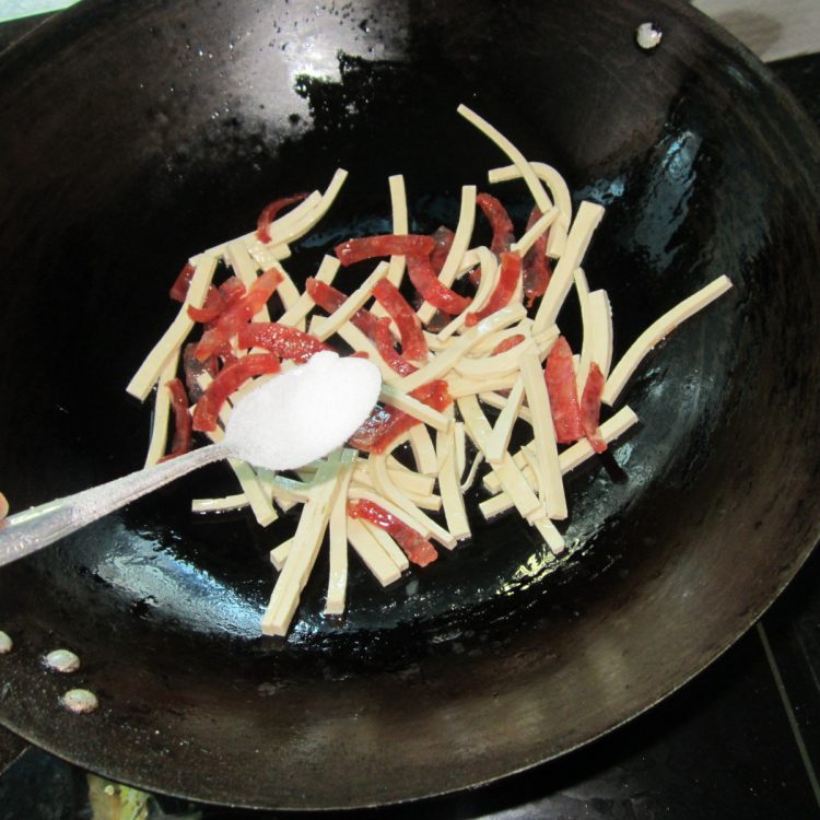 香肠辣椒豆腐丝步骤5