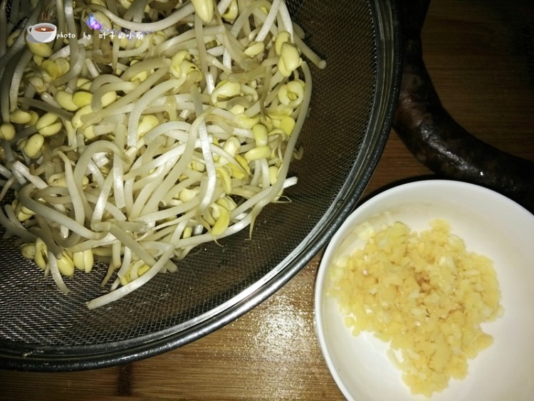 黄豆芽炒香肠步骤1