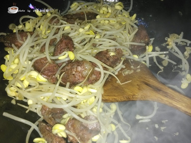 黄豆芽炒香肠步骤8