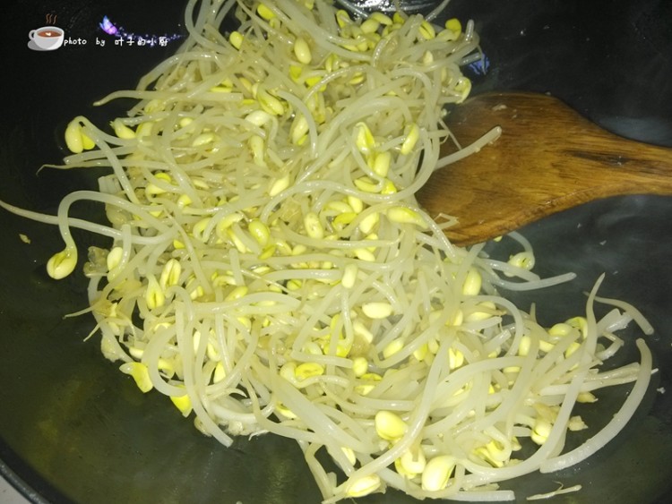 黄豆芽炒香肠步骤7