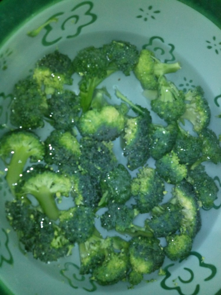 香肠炒西兰花步骤1