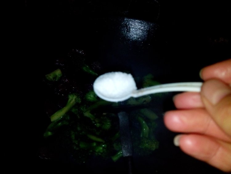 香肠炒西兰花步骤6