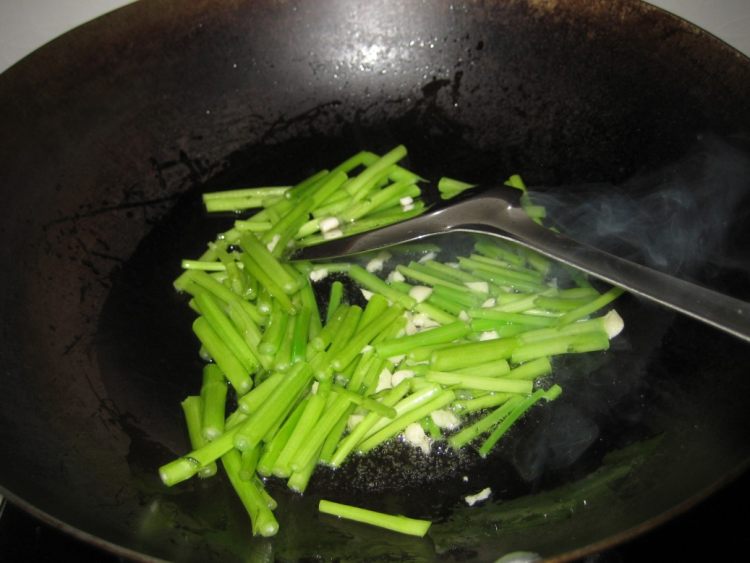扁豆干炒香肠步骤6