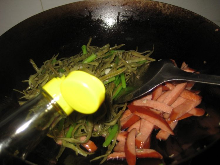 扁豆干炒香肠步骤11