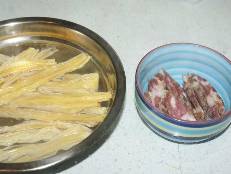 腐竹炒香肠步骤1