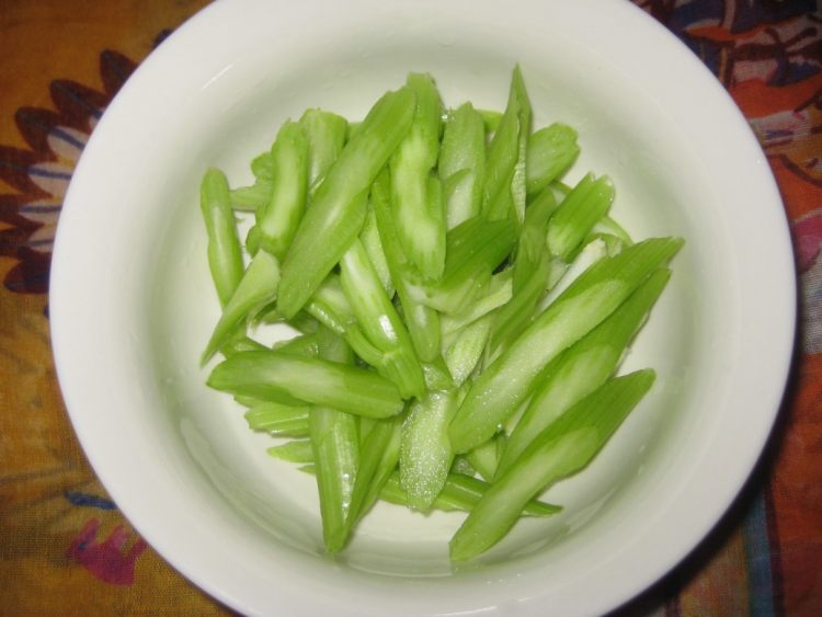 芹菜尖椒炒香肠步骤2