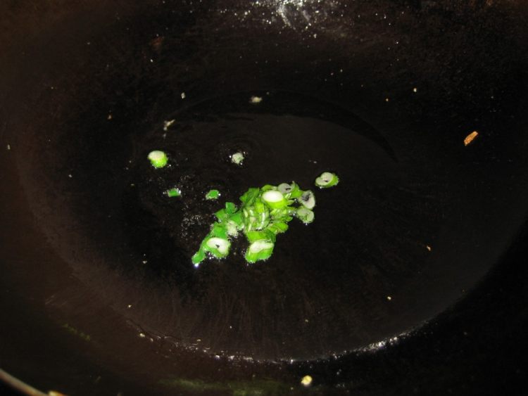 芹菜尖椒炒香肠步骤4