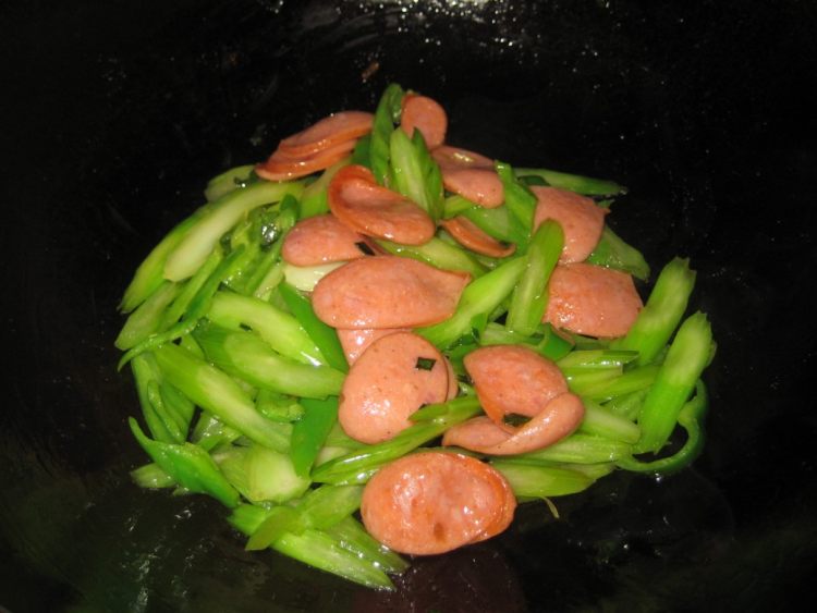 芹菜尖椒炒香肠步骤9