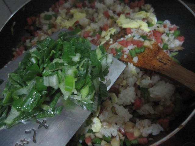 杏鲍菇香肠蛋炒饭步骤12