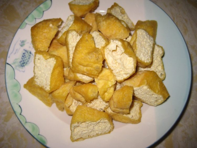 尖椒香肠炒油豆腐步骤1