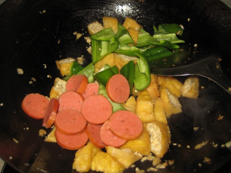 尖椒香肠炒油豆腐步骤6
