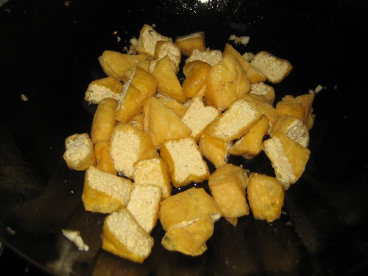尖椒香肠炒油豆腐步骤4