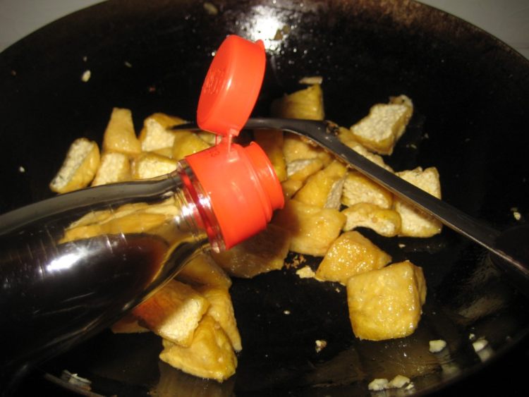 尖椒香肠炒油豆腐步骤5