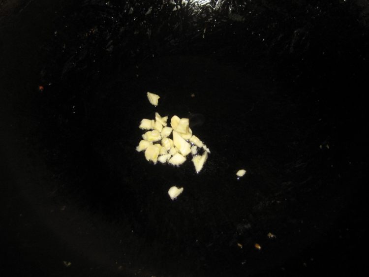 尖椒香肠炒油豆腐步骤3