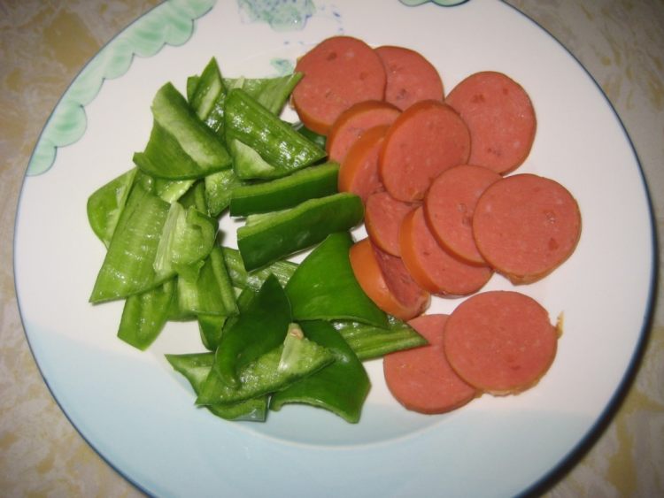 尖椒香肠炒油豆腐步骤2