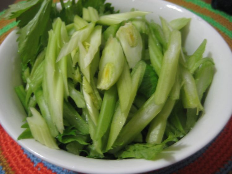 芹菜木耳炒香肠步骤1