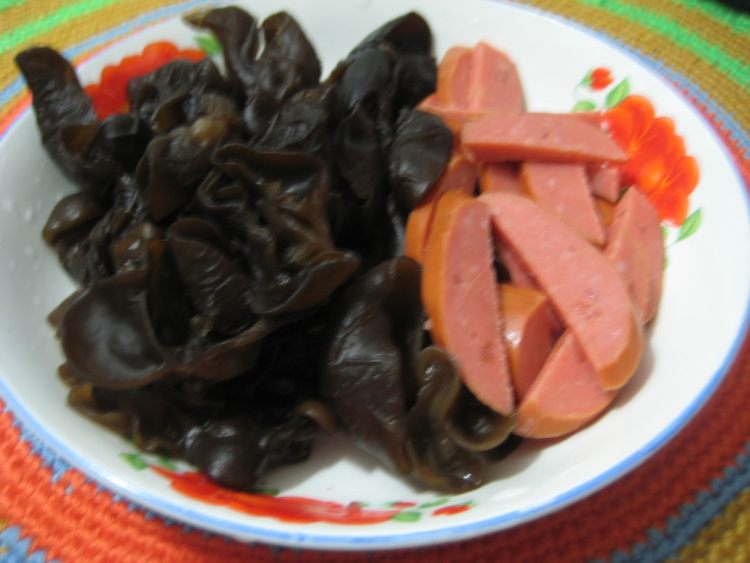 芹菜木耳炒香肠步骤2