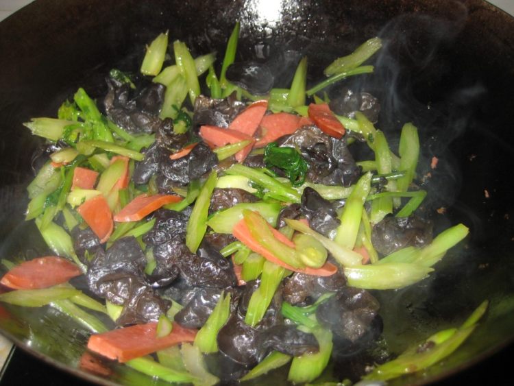 芹菜木耳炒香肠步骤8