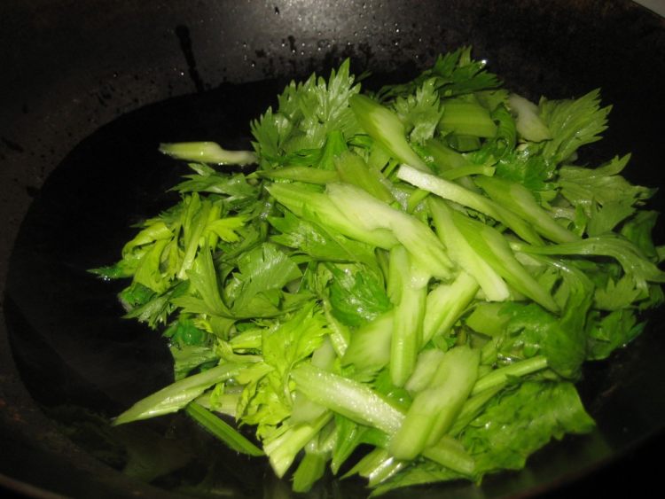 芹菜木耳炒香肠步骤4