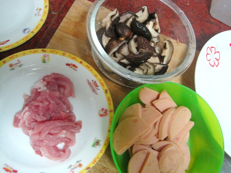 香菇肉丝黄瓜片步骤1