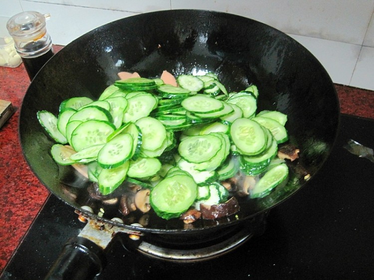 香菇肉丝黄瓜片步骤7