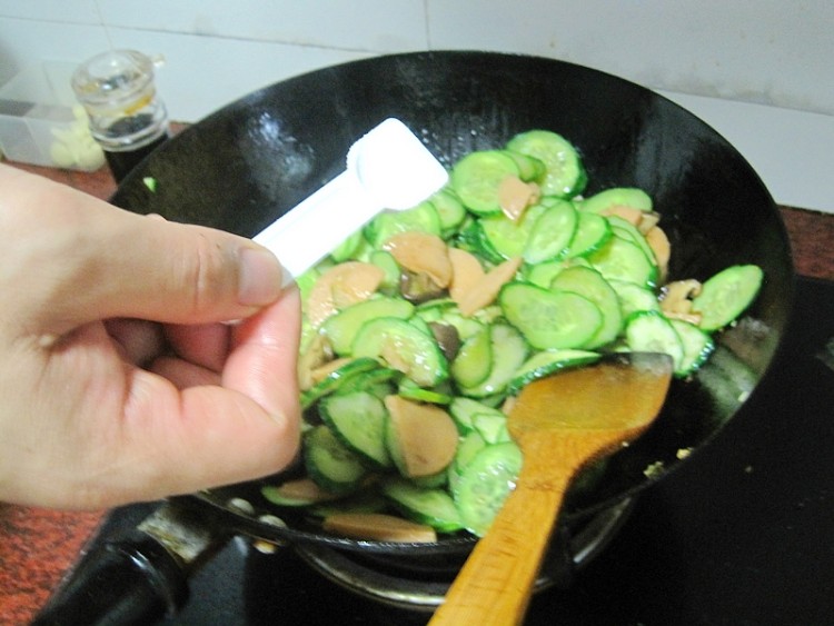 香菇肉丝黄瓜片步骤8