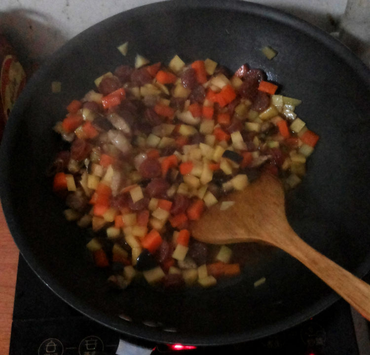 香肠胡萝卜焖饭步骤8