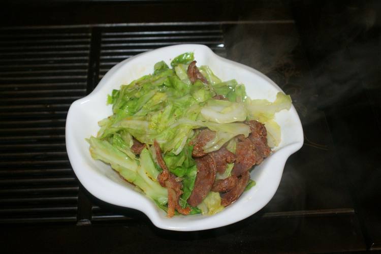 莲白炒香肠步骤7