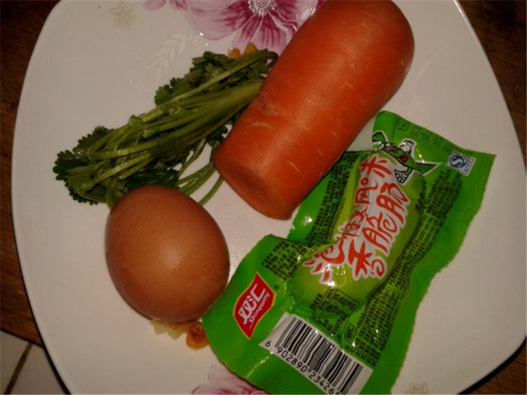 胡萝卜鸡蛋炒米饭步骤1