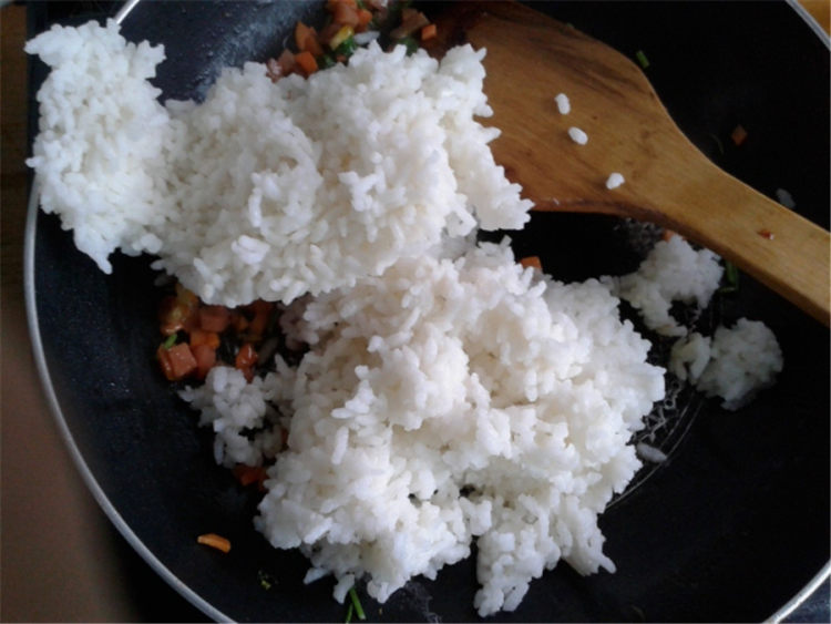 胡萝卜鸡蛋炒米饭步骤8