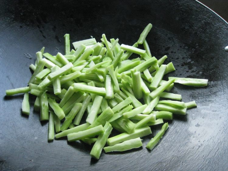香肠炒西兰花杆步骤6