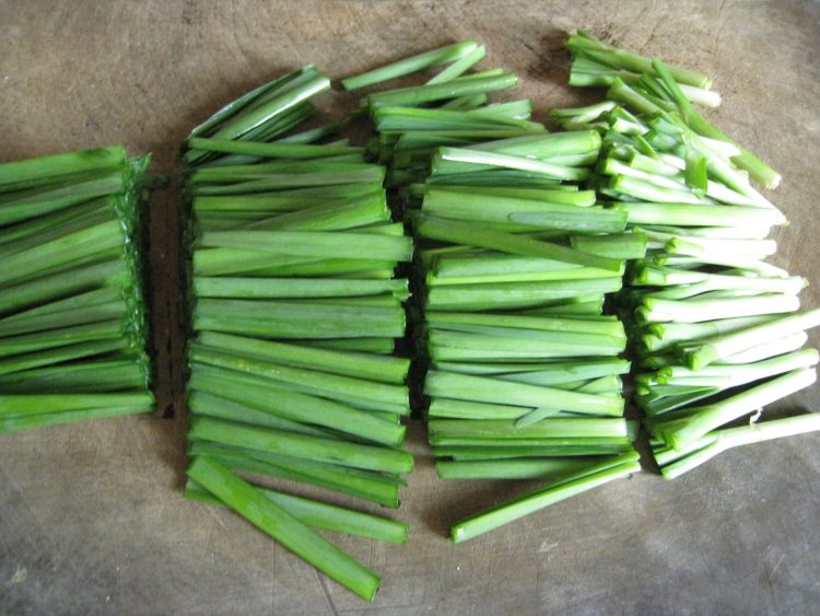 豆干香肠炒韭菜步骤2