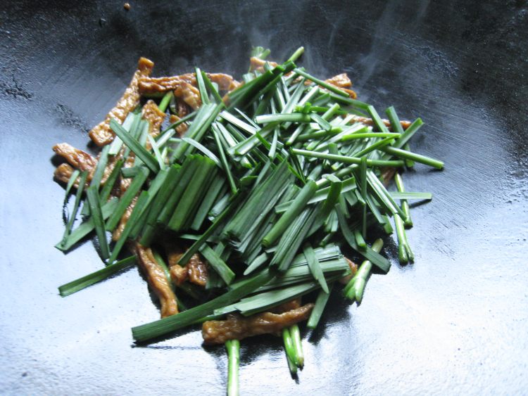 豆干香肠炒韭菜步骤9