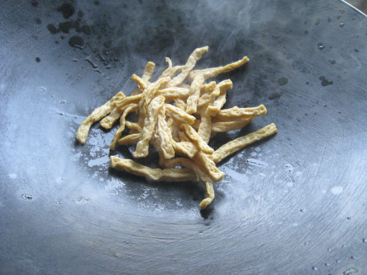 豆干香肠炒韭菜步骤6