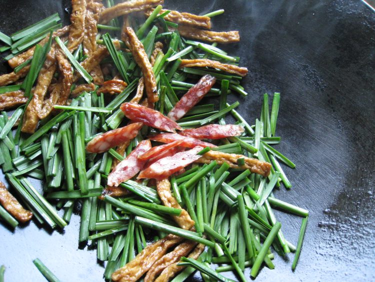 豆干香肠炒韭菜步骤10