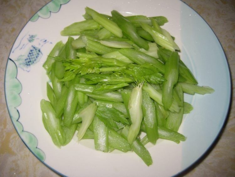 剁椒香肠炒芹菜步骤1