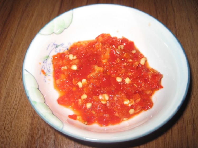 剁椒香肠炒芹菜步骤3