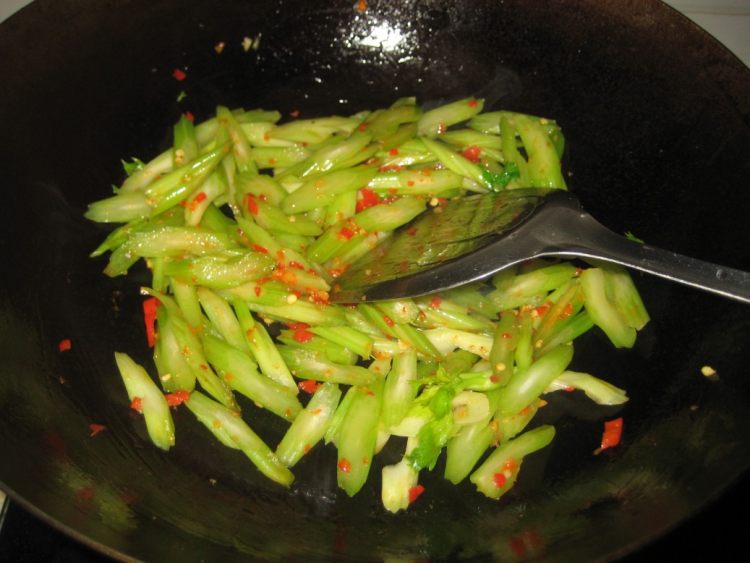 剁椒香肠炒芹菜步骤5