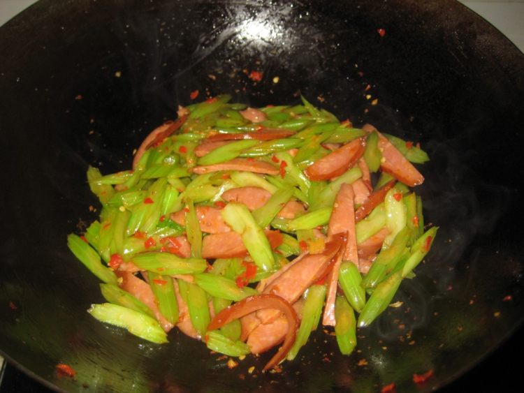 剁椒香肠炒芹菜步骤7