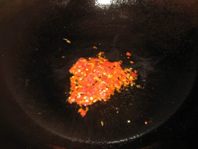 剁椒香肠炒芹菜步骤4