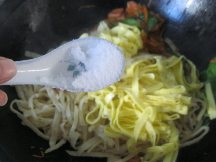 蛋皮火腿炒饼步骤15