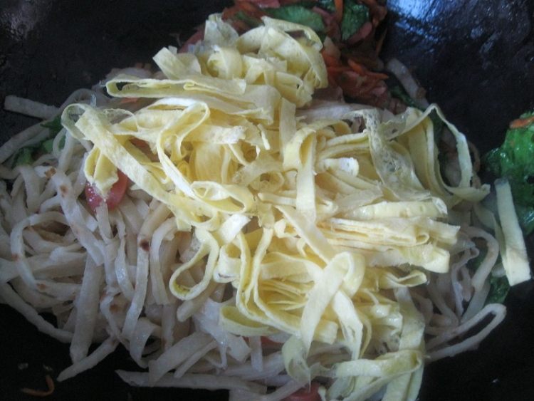 蛋皮火腿炒饼步骤13