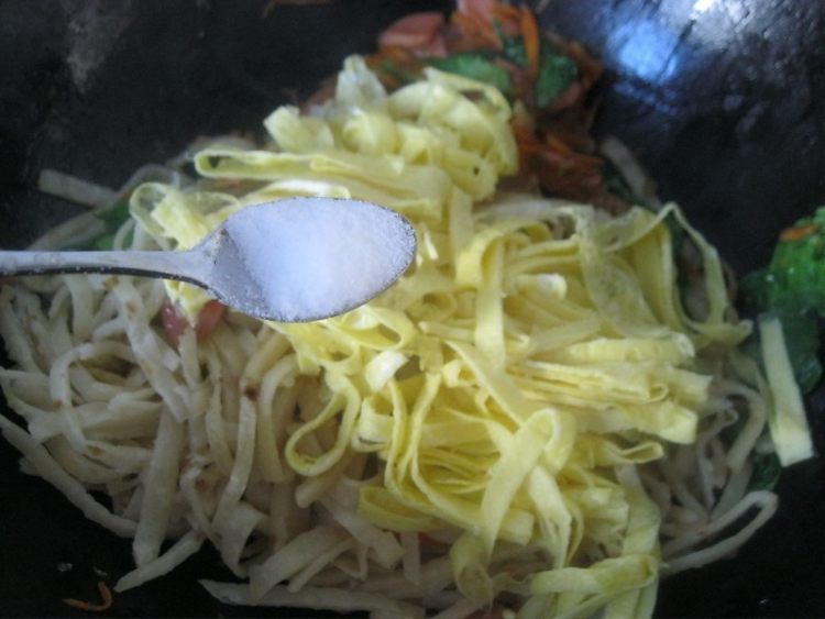 蛋皮火腿炒饼步骤14