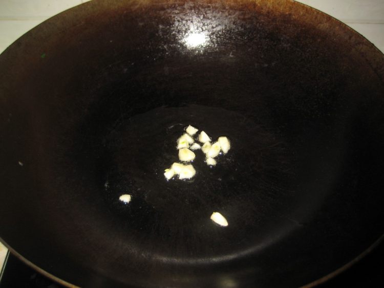 芹菜香肠炒豆腐皮步骤3