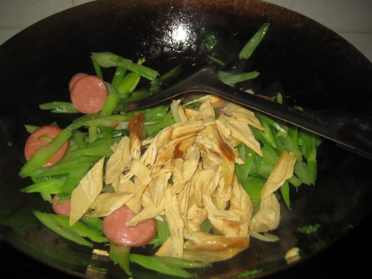 芹菜香肠炒豆腐皮步骤6