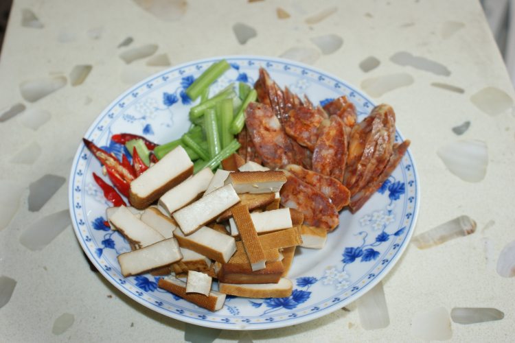 豆腐干炒香肠步骤1