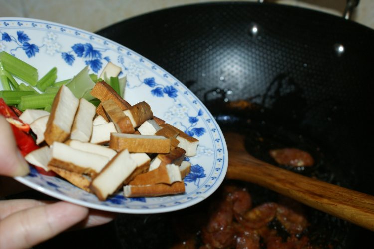 豆腐干炒香肠步骤3