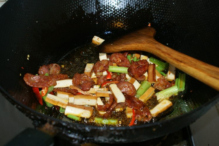 豆腐干炒香肠步骤4