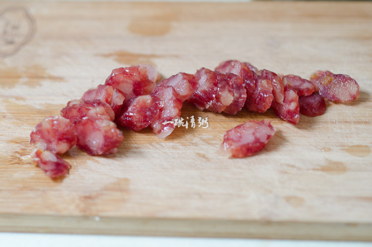 香葱腊肠蛋炒饭步骤1