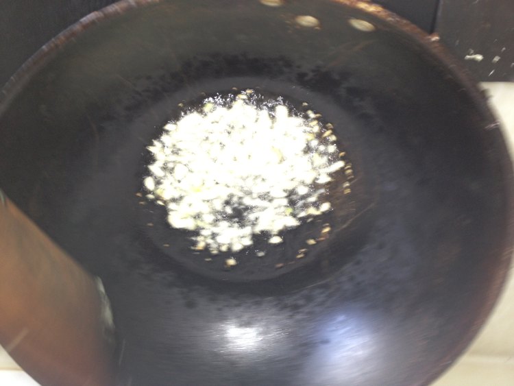 西红柿香肠炒菜花步骤6